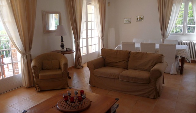 Beautiful house, very well located, sleeps 4 to 10, with swimming pool and air conditioning.