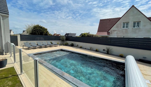 Beautiful house with garden, pool and sea view