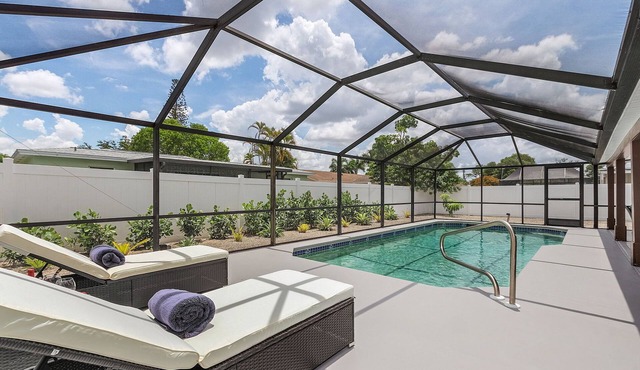 Beautiful house w/Private Heated Pool, minutes from beaches, golf & shopping