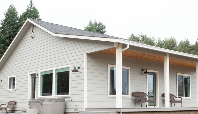 Beautiful House with Hot Tub in Sunny Blue Lake