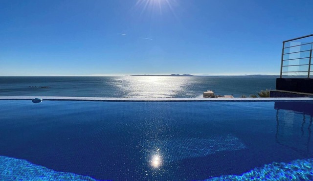 Beautiful house with swimming pool and sea view AV-46