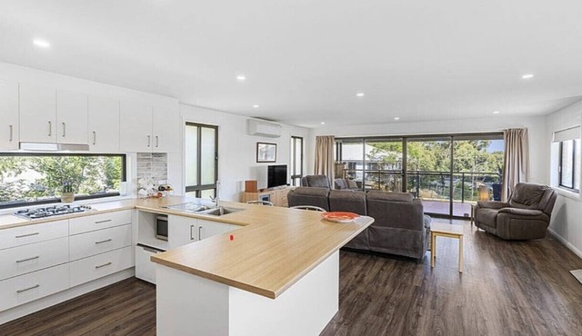 Beautiful House with Mountain and Water Views and Kangaroos.