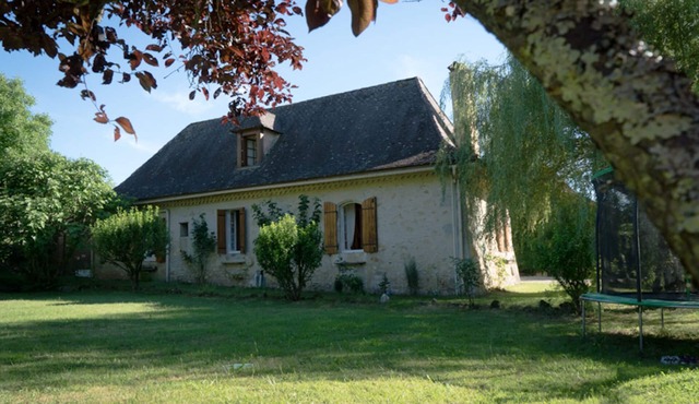 Beautiful House with Pool & Spring, 15 Mins from Airport, 10 Mins Bergerac Town