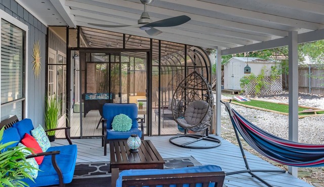 Beautiful House with Sunroom, Game room, Yard & BBQ