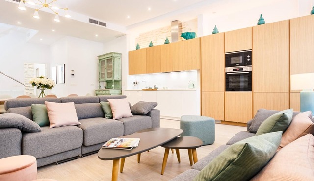 Beautiful house with 6 bedrooms, 7 bathrooms and 2 terraces