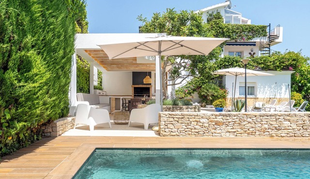 Beautiful house with large garden and pool - ideal for families and groups!