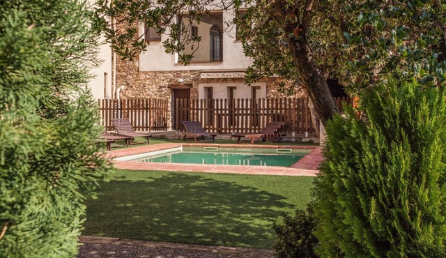 Beautiful house with 5 bedrooms with garden, pool and barbecue.