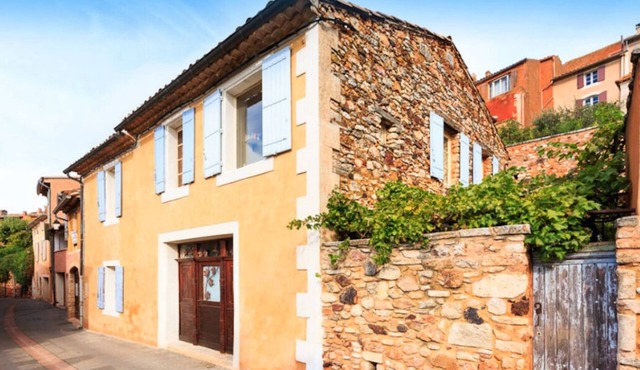 Beautiful house with pool in centre of Roussillon, the ochre Provence village.