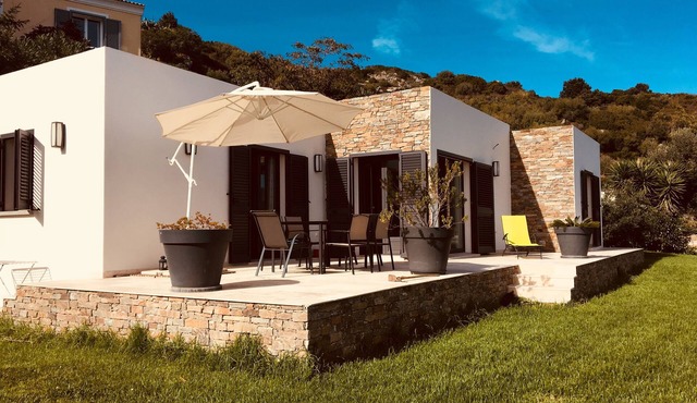 Beautiful house with garden, swimming pool and private parking, sea and mountain views