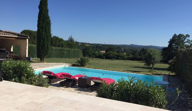 Beautiful house with heated infinity pool overlooking Barjac