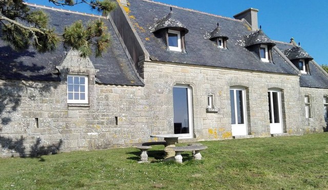 Beautiful house with its feet in the water, the sea at the end of the garden!