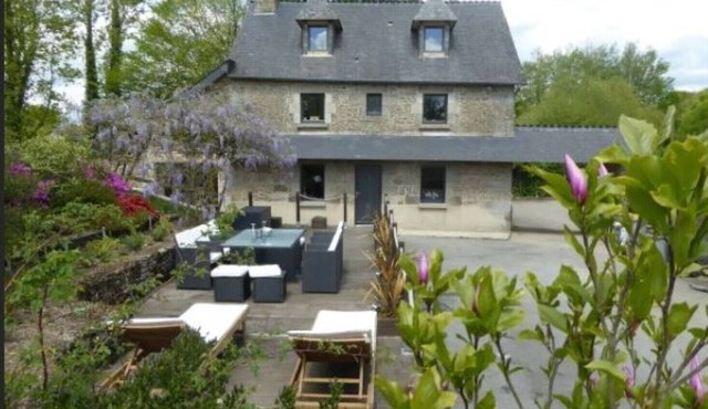 Beautiful House with own Pool & Hot Tub set in Quiet Hamlet next to Private Lake