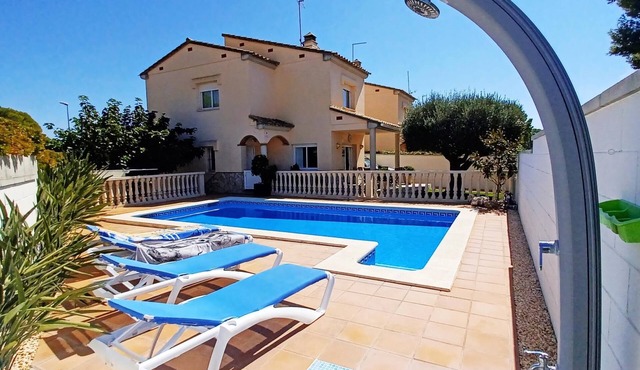 Beautiful house with private pool, barbecue and Wi-Fi