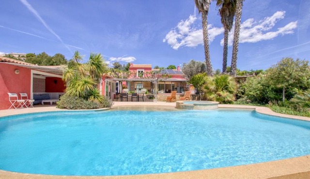 Beautiful house with pool and garden
