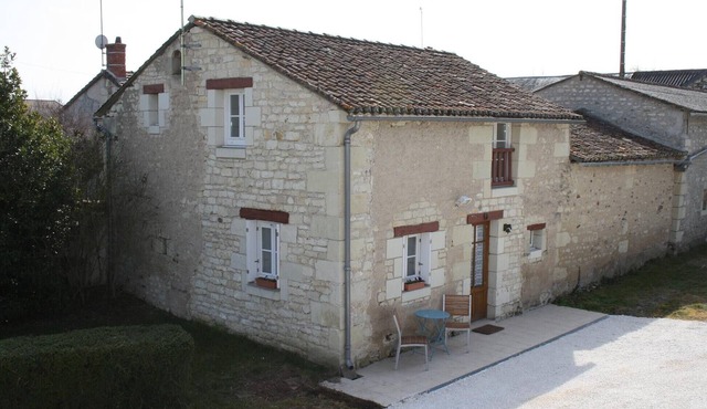 Beautiful house with swimming pool, 15mn from Futuroscope, sleeps 4