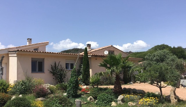 Beautiful house with terrace, open view, swimming pool, classified 3* Meublée de tourisme
