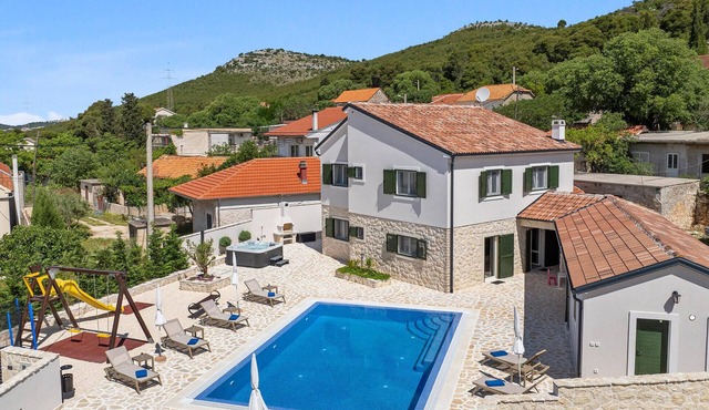 Beautiful home in Dubrava kod Sibenika with sauna