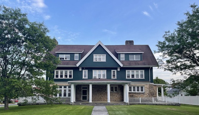 Beautiful HUGE 1500 sqft apt up to 5 adults central location. Kids/dogs ok!