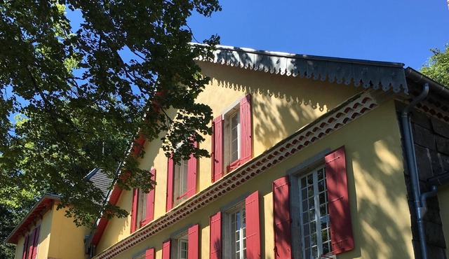 Beautiful hunting lodge with heated pool, ideal for large families