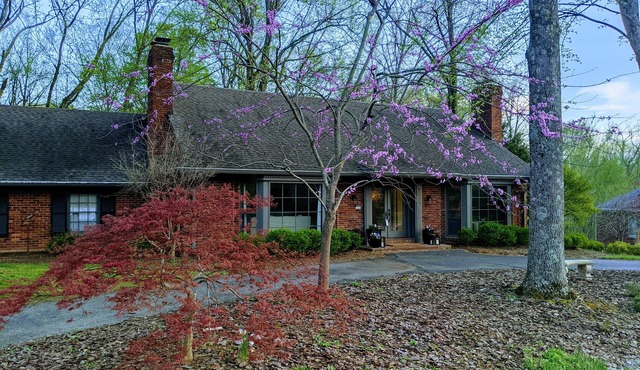 Beautiful Hunting Creek Neighborhood Derby Rental, sleeps 12 ppl