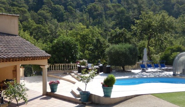 beautiful independent apartment in villa with swimming pool in a quiet area close to amenities