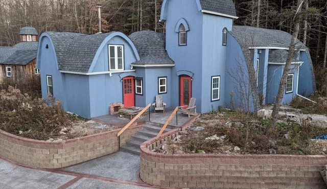 Beautiful innovative masonry with arches and domes. Pet-Friendly!