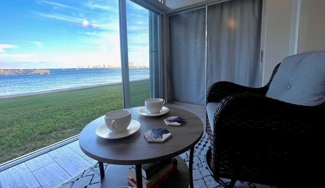 Beautiful Intracoastal Condo with Pool - walk to the beach! 90 day min