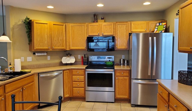 Beautiful inviting comfy home w/views near horse park