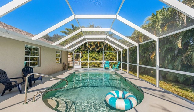 Beautiful Inviting Home with a Pool, Outdoor Patio, & Gas Grill! 🌴