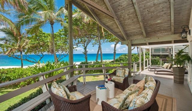 Beautiful Island Style Beachfront with AC and large covered lanai