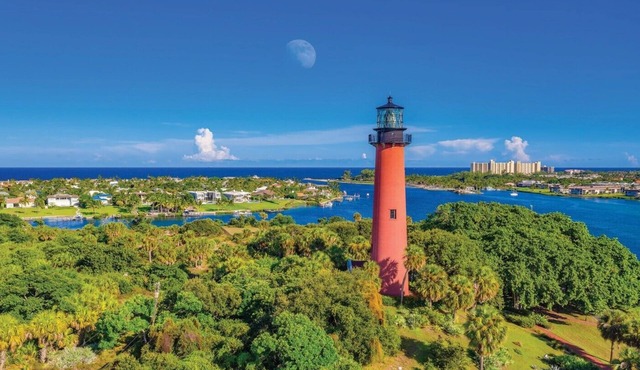 Beautiful Jupiter 3/2.5 + Loft Condo only steps from the beach on Carlin Park!