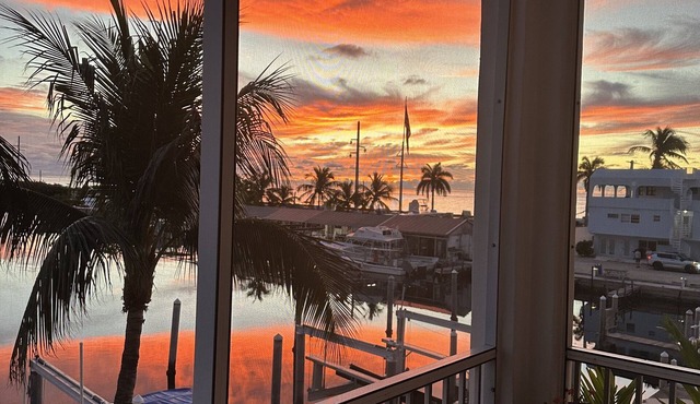 Beautiful 'Keysey' Condo in Bay Harbour Gated Community 26-0169