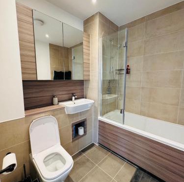 Beautiful King Sized En-suite Room - Anderson Home