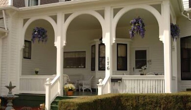 Beautiful King Size Bed, private bath and breakfast included