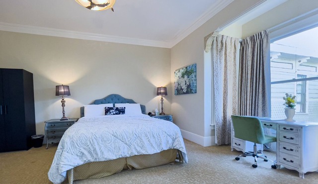 Beautiful King Suite Courtyard View Near Monterey