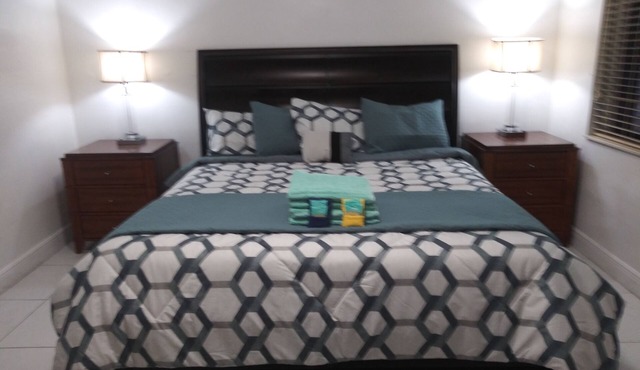 Beautiful King Bed Studio facing the Ocean in beautiful Deerfield Beach.