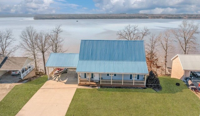 Beautiful KY Lake house in Big Sandy, TN-private dock, water slide, game room