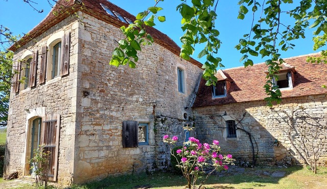 Beautiful Lotoise house, located in a typical village. Large garden and swimming pool.