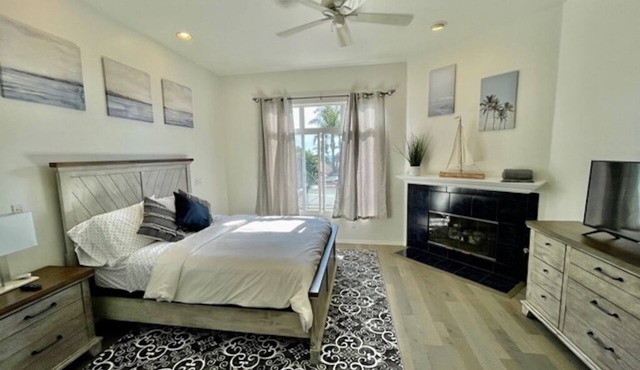 Beautiful La Jolla Village Home, Sleeps 9