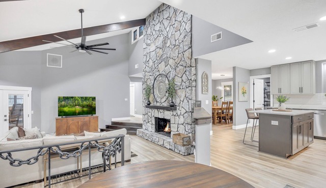 Beautiful Lake getaway with pool, upgraded, pet friendly with lots of extras!