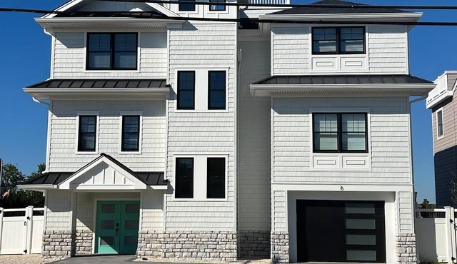 BEAUTIFUL LAGOON FRONT 5 BEDROOM HOME