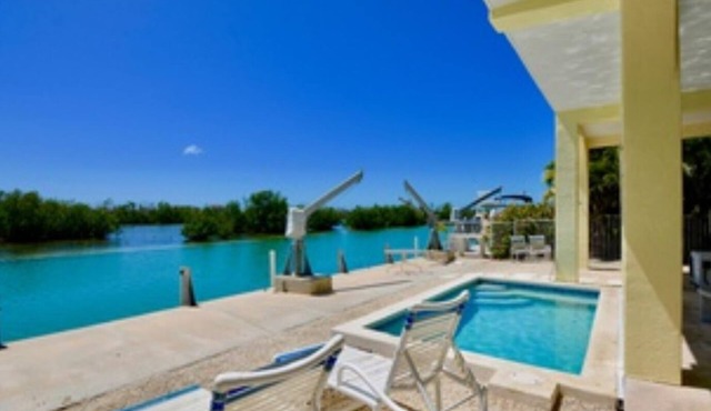 Beautiful Lagoon view on canal pool home Summerland
