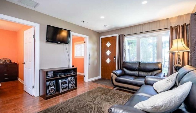 Beautiful lakefront 5 (3+2)bedroom cottage ~ sleeps 12