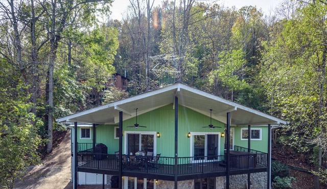 Beautiful Lake Cabin, Hot Tub, WIFI, Steps to Lake/View