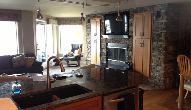 Beautiful Lake Chelan Beachfront Condo, Just 3 Blocks From Downtown Chelan