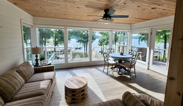 Beautiful lake Cottage, flat to water, Private Boat Launch/dock, perfect getaway