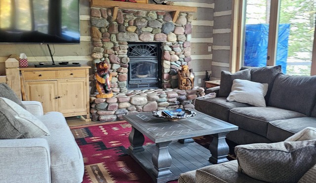 Beautiful lake cottage. Family friendly . Lake access. Close to Glacier park .