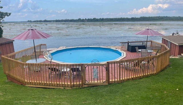 Beautiful Lake front Cottage With Pool