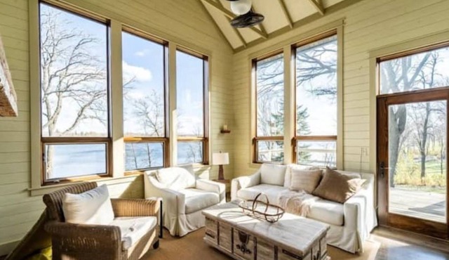 Beautiful Lake front Property on Lake Munson. Family friendly!