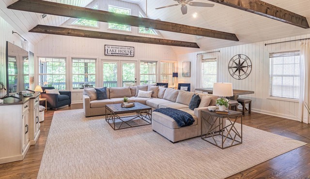 Beautiful Lake Front Cottage